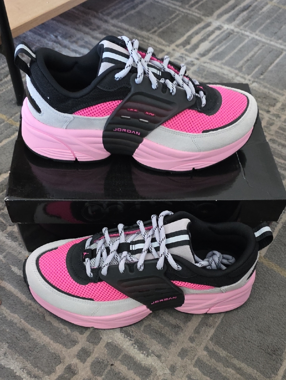 Jordan Trunner O/S Sz: 10M Wolf Grey/Pink Blast